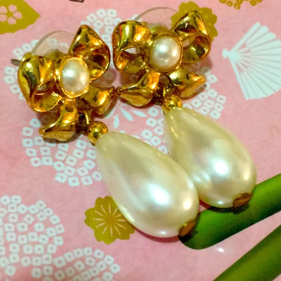 🆑🫧 CLEARANCE!🏷️ Gold-tone Ribbon and Faux Pearl Earrings Vintage - Picture 2 of 16